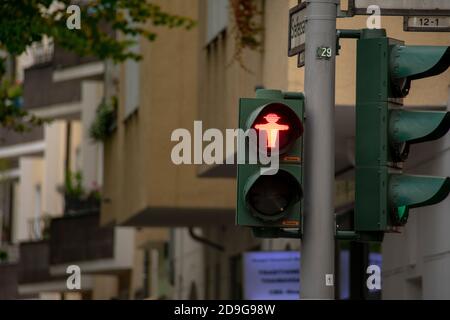 Rot-West-ampelmann Straßenübergangsschild in Charlottenburg Berlin Stockfoto