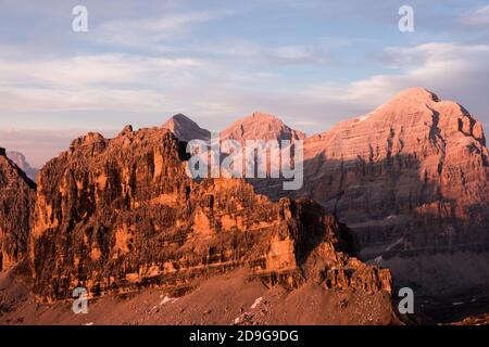 Nach einem Gewitter erhellten sich die Gipfel bei Sonnenuntergang Rifugio Lagazuoi Stockfoto