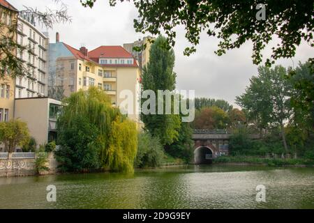 Sonnenuntergang Naturlandschaft mit Gebäuden am Lietzensee in Charlottenburg Berlin Stockfoto