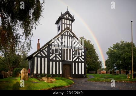 Rainbow Over All Saints Church befindet sich im Dorf Siddington, Cheshire, England. Stockfoto