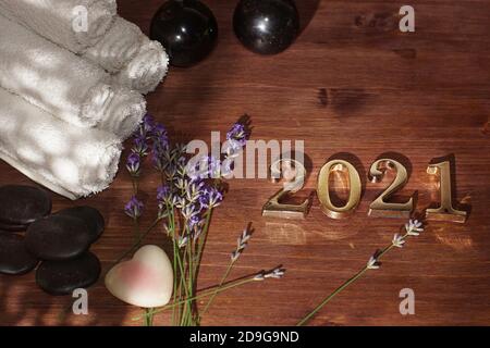 Heiße Massagesteine, Bian Stone, Lavendel Zweige und goldene Zahlen 2021. Stockfoto