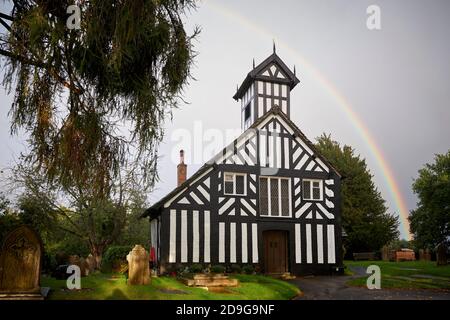 Rainbow Over All Saints Church befindet sich im Dorf Siddington, Cheshire, England. Stockfoto