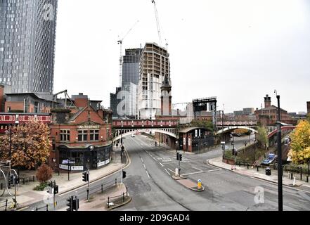 Manchester, Großbritannien. November 2020. Erster Tag der zweiten Sperre. Das Tor zum Stadtzentrum von Manchester ist praktisch verlassen entlang Deansgate in der Stockfoto