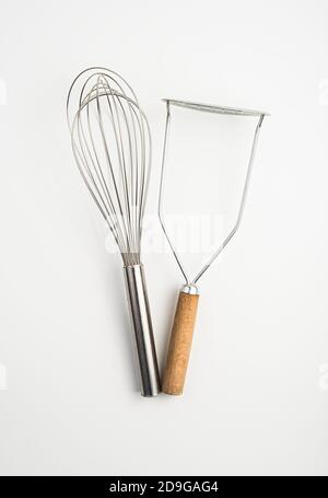 Der Stößel und Schneebesen isoliert auf einem weißen Hintergrund. Stockfoto