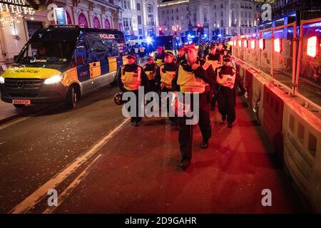 London, Großbritannien. November 2020. Die Polizei kommt, um die Demonstration dieses Jahres aufzuteilen. Die expect US Bewegung nimmt an ihrem jährlichen Million Mask March Teil. Die Anonymous-Bewegung zeigt Solidarität für eine Gesellschaft, die von der politischen Elite und den assoziierten Unternehmen marginalisiert wird. Kredit: Andy Barton/Alamy Live Nachrichten Stockfoto