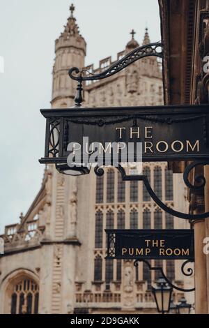 Bath, Großbritannien - 04. Oktober 2020: Blick auf das Schild am Eingang zum Pump Room, einem gut erhaltenen römischen Badeort. Bath Cathedral auf der Stockfoto