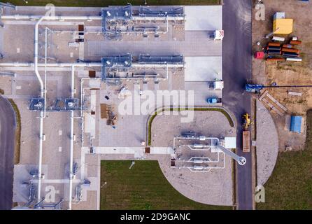 Lubmin, Deutschland. November 2020. An der Schweinestation für die Ostsee-Pipeline Nord Stream 2 in der Gaslandeanlage arbeiten Monteure. (Luftaufnahme mit Drohne) ursprünglich sollte die Pipeline für Erdgas aus Russland Ende 2019 in Betrieb gehen. Fast acht Milliarden Euro wurden bereits in die Pipeline investiert. Derzeit fehlen noch 150 der 2,360 Kilometer langen Doppelstrang der deutsch-russischen Erdgaspipeline Nord Stream 2. Quelle: Jens Büttner/dpa-Zentralbild/dpa/Alamy Live News Stockfoto