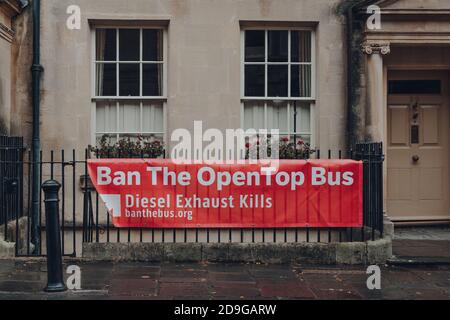Bath, Großbritannien - 04. Oktober 2020: Verbot der OpenTop Bus Zeichen durch die Kampagne gegen Luftverschmutzung in Bath, der größten Stadt in der Grafschaft Somerset, Engla Stockfoto