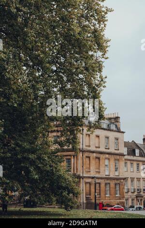 Bath, Großbritannien - 04. Oktober 2020: Blick auf den Circus, eine historische Straße von großen Stadthäusern in der Stadt Bath, Somerset, England, bilden einen Kreis mit t Stockfoto