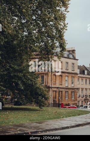 Bath, Großbritannien - 04. Oktober 2020: Blick auf den Circus, eine historische Straße von großen Stadthäusern in der Stadt Bath, Somerset, England, bilden einen Kreis mit t Stockfoto