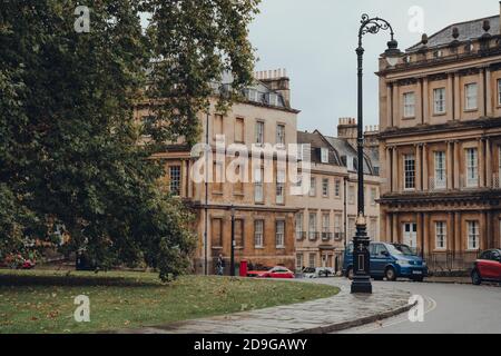 Bath, Großbritannien - 04. Oktober 2020: Blick auf den Circus, eine historische Straße von großen Stadthäusern in der Stadt Bath, Somerset, England, bilden einen Kreis mit t Stockfoto