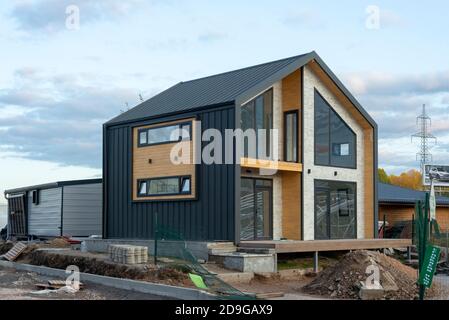 Holzrahmen vorgefertigte Kabine oder Fertighaus im Bau als modulares Gehäuse und Flat Pack Häuser Konzept. Stockfoto