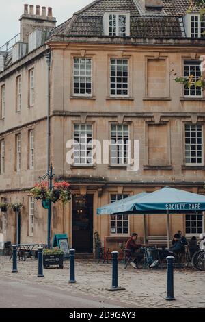 Bath, Großbritannien - 04. Oktober 2020: Menschen an den Tischen im Freien des Society Cafe in Bath, der größten Stadt in der Grafschaft Somerset, England, bekannt für und Stockfoto