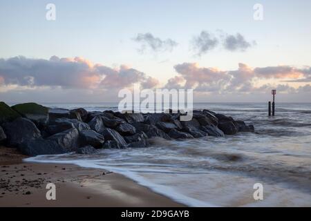 Sonnenaufgang am frühen Morgen am Southwold Beach, Suffolk, England Stockfoto