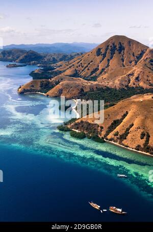 Luftaufnahme der Küste in Komodo, Indonesien. Die Korallenriffe rund um die Insel sind immer noch intakt und die Tierwelt ist unglaublich Stockfoto