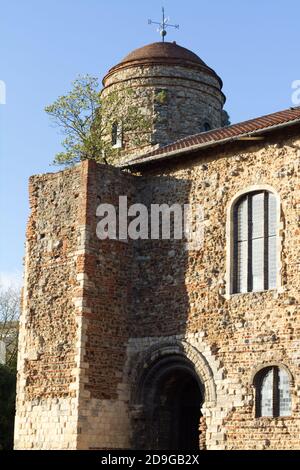 Südwestlicher Turm von Colchester Castle in Essex mit Platanen Baum wächst oben Stockfoto