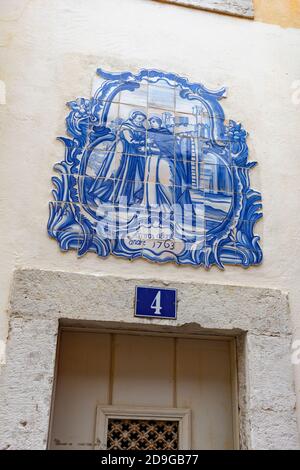 Lisabon/ Portugal-31. Mai 2017: Keramikfliesen in blauer Farbe auf der alten Hausfassade mit Heiligenbild über der Haupttür, typisches Ornament in Stockfoto