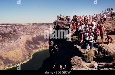 Menschenmassen beobachten Evel Knievel beim Versuch, über den Snake River Canyon zu springen. Foto von Dennis Brack Stockfoto