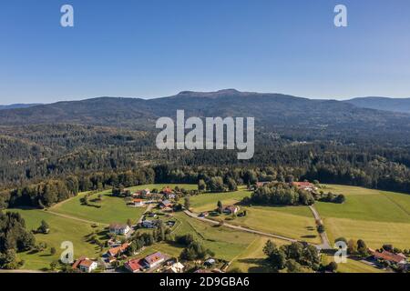 Luftaufnahme mit Drohne der Landschaft im Bayerischen Wald bei Grafenau mit dem Berg der kleinen und großen Rachel, Deutschland Stockfoto