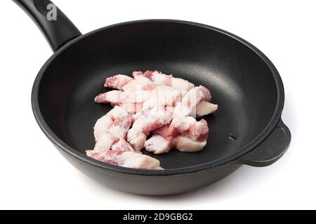 Rohes Fleisch in einer Pfanne auf weißem Hintergrund. Stockfoto