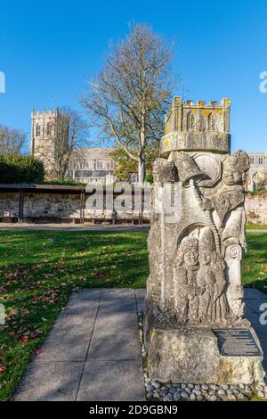 Ein Kunstwerk auf dem Gelände des christchurch Priorats in dorset uk an einem Herbsttag mit blauem Himmel. Stockfoto