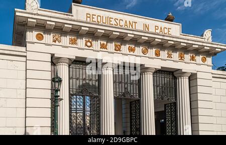 Buenos Aires, Argentiana - 19. Dezember 2008: Monumentales Eingangstor zum Friedhof La Recoleta aus weißem Stein mit Säulen, schwarzem Torzaun und goldenem Stockfoto