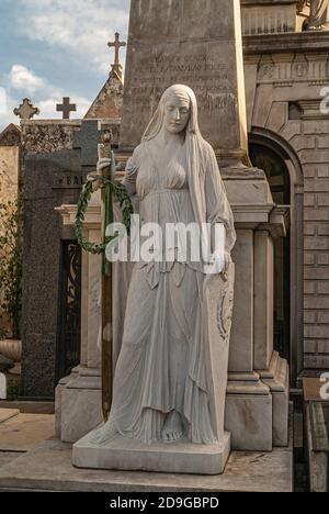 Buenos Aires, Argentiana - 19. Dezember 2008: Friedhof La Recoleta. Nahaufnahme einer grauen Steinfrau mit Schwertstatue vor dem Mausoleum von General Mugu Stockfoto