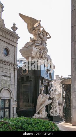 Buenos Aires, Argentiana - 19. Dezember 2008: Friedhof La Recoleta. Aufwendige hohe Statue aus weißem Stein von mehreren Engeln mit ausgebreiteten Flügeln vor Stockfoto