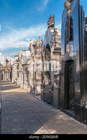 Buenos Aires, Argentiana - 19. Dezember 2008: Friedhof La Recoleta. Eine Seite der Alley mit großen Mausoleen in verschiedenen Farben und Metarialen unter blu Stockfoto