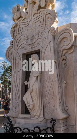 Buenos Aires, Argentiana - 19. Dezember 2008: Friedhof La Recoleta. Nahaufnahme eines großen Wandbildes mit Statue einer jungen Frau am Eingang zu Rufina Cambaceres Stockfoto