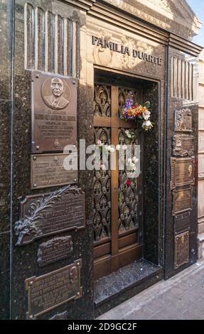 Buenos Aires, Argentiana - 19. Dezember 2008: Friedhof La Recoleta. Nahaufnahme des Eingangs zum Mausoleum der Familie Duarte, wo Evita Peron ruht, geschmückt mit Witz Stockfoto