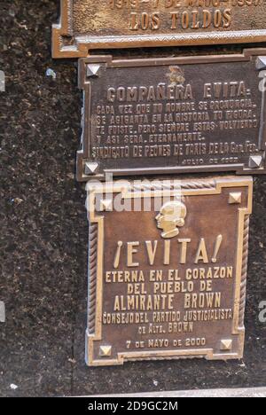 Buenos Aires, Argentiana - 19. Dezember 2008: Friedhof La Recoleta. Nahaufnahme der Plaketten für Evita Peron auf dem Mausoleum der Familie Duarte. Stockfoto