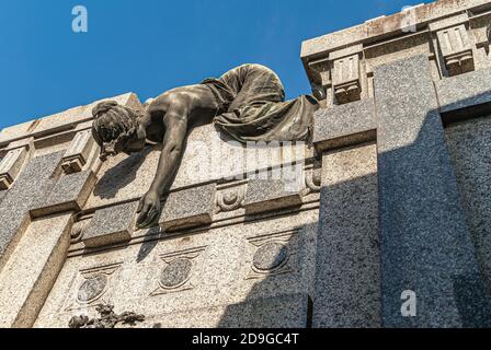 Buenos Aires, Argentiana - 19. Dezember 2008: Friedhof La Recoleta. Nahaufnahme der Statue der Frau auf dem Mausoleum, während sie mit einem Arm d zu erreichen Stockfoto