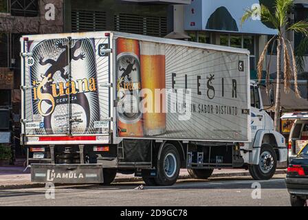 Buenos Aires, Argentiana - 19. Dezember 2008: Nahaufnahme eines großen Lieferwagens mit Reklametafeln für Iguana Bier auf der Straße. Stockfoto