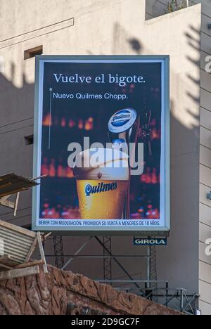 Buenos Aires, Argentiana - 19. Dezember 2008: Nahaufnahme der großen Plakatwerbung für Quilmes Bier in der Straße. Stockfoto