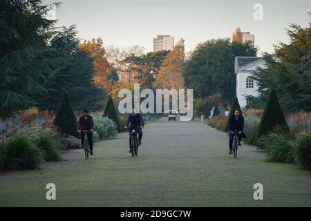 London, Großbritannien. Donnerstag, 5. November 2020.drei Mitarbeiter auf Rädern in Kew Gardens in London am ersten Tag einer zweiten Sperre in Großbritannien aufgrund des Coronavirus. Foto: Roger Garfield/Alamy Live News Stockfoto