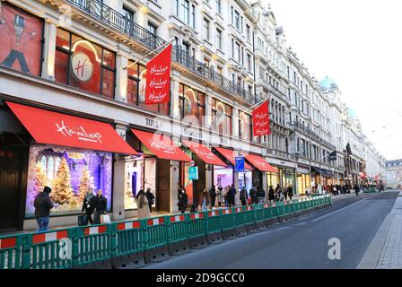 Hamleys Spielzeugladen in der Regents Street geschäftige Weihnachtseinkäufer am Tag vor der Schließung der Geschäfte für die 2. Nationale Sperre für Covid-19 im Zentrum von London, Großbritannien Stockfoto