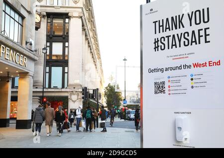 Die Oxford Street ist am 4. November 2020 mit Weihnachtseinkäufen beschäftigt, bevor die Geschäfte in der 2. Nationalen Sperre für Covid-19 am 5. November in London, Großbritannien, schließen Stockfoto