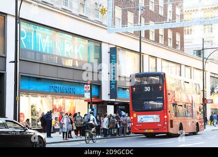 Die Oxford Street ist sehr voll mit Weihnachtseinkäufen am 4. November 2020, bevor die Geschäfte in der 2. Nationalen Sperre für Covid-19 am 5. November in London, Großbritannien, schließen Stockfoto