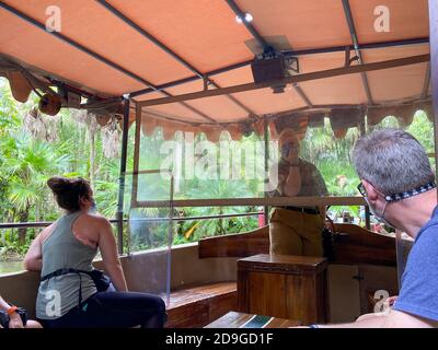 Orlando, FL/USA-10/21/20: Ein Cast-Mitglied gibt eine Tour an Bord eines Jungle Cruise Ride Bootes im Magic Kingdom in Walt Disney World Resorts in Orlando, F Stockfoto