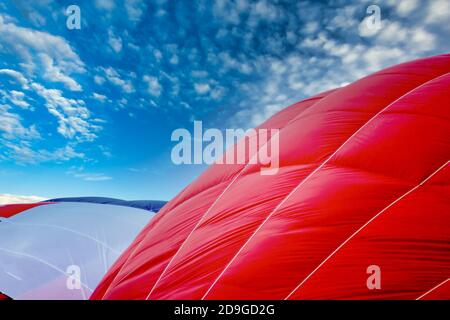 Rot und blau weiß Ballon gegen blauen Himmel Stockfoto