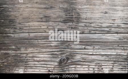 Hintergrund mit Holzstruktur. Draufsicht auf Vintage Holztisch mit Rissen. Hellgraue Oberfläche aus altem Holz mit natürlicher Farbe Stockfoto