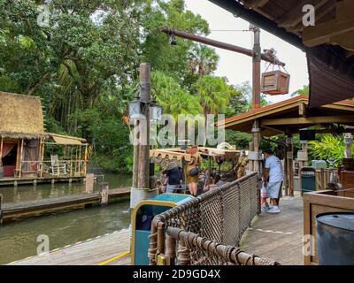 Orlando, FL/USA-10/21/20: Leute, die ein Jungle Cruise Ride Boot im Magic Kingdom in Walt Disney World Resorts in Orlando, FL, besteigen. Stockfoto