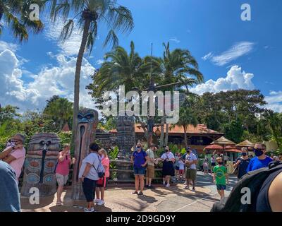 Orlando, FL/USA-10/11/20: Leute warten in der Schlange am Eingang der Jungle Cruise Expedition Fahrt im Magic Kingdom in Walt Disney World in Orland Stockfoto