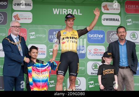 Dylan Groenewegen nach dem Etappensieg. Fahrer nahmen an der Wirral Etappe (Etappe 5) der Tour of Britain 2019 Teil. Die Gesamtwertung wurde von Mathieu van der Poel gewonnen. Stockfoto