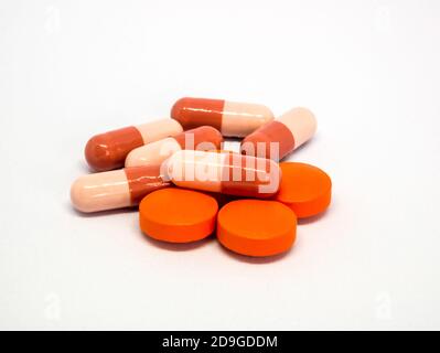 Tabletten und Pillen auf weißem Hintergrund Stockfoto