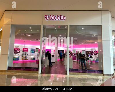 Orlando, FL/USA - das Äußere eines T Mobile Stores in der Millenia Mall in Orlando, Florida Stockfoto