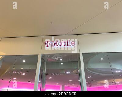 Orlando, FL/USA - das Äußere eines T Mobile Stores in der Millenia Mall in Orlando, Florida Stockfoto