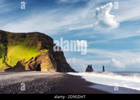 Unglaubliche Aussicht auf den schwarzen Strand und die Troll-Zehen-Klippen bei trübem Wetter. Reynisdrangar, Vik, Island. Landswcape fotografiert Stockfoto