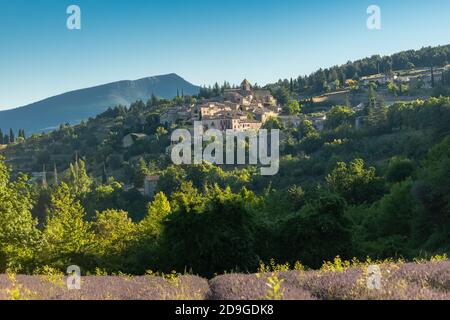 Banon in der Provence, schönes Dorf mit Lavendelfeldern Stockfoto
